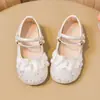 Zapatos Pequeños de Cuero con Mariposa Hueca y Perla para Niñas 2026 Primavera/Verano Nuevos Zapatos Casuales Versátiles Moda Infantil Zapatos Mary Jane