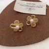 Pendientes Minimalistas Únicos y Sofisticados con un Estilo Genial, Pequeños y Sencillos, Modernos, Lujo Ligero, Versátiles Pendientes de Botón de Flor Hueca de Perla