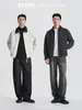 Además, la chaqueta corta de mezclilla patchwork con bloques de color en el cuello, de corte holgado, hombros caídos, casual, con cremallera para hombre, es perfecta para el otoño de 2026.