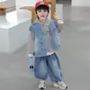 Conjunto de tres piezas de chaleco de mezclilla para niños para primavera y otoño Estilo coreano Atuendo elegante y genial para niños pequeños