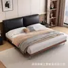Cama italiana minimalista de madeira maciça estofada em couro preto, estrutura da cama com veios de nogueira, pés de metal, cama de casal simples moderna para quarto principal