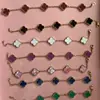Pulsera de Trébol de Cuatro Hojas para Mujer, Lujo Ligero y Sensación de Alta Gama, Chapada en Oro de 18 Quilates, Trébol de la Suerte de Nácar por Ambos Lados, Artículo Popular Transfronterizo