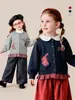 Ropa Infantil Amira 2026 Otoño Nuevo Cárdigan de Punto para Niñas con Dobladillo a Cuadros y Suéter Suave Bordado