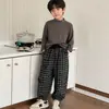 Camisa básica de outono para crianças com gola alta e estampa de letras 2026 novo estilo calça xadrez para meninos calças casuais estilo coreano para bebês e crianças pequenas
