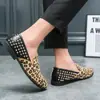 Zapatos de Cuero Puntiagudos para Hombre, Estilo Coreano con Remaches, Modernos 2021 Nuevo Estampado de Leopardo, Aumento de Altura de 4 cm, Mocasines Slip-On Talla Grande