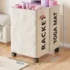 Estante de Almacenamiento para Equipo de Fitness de Piso para Interiores con Ruedas, Cesta de Almacenamiento para Esterilla de Yoga y Rodillo de Espuma, Cesta Organizadora para Raquetas de Tenis