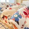 Juego de Cuatro Piezas de Terciopelo de Leche Dibujado Estilo Fresco de Invierno Sábana de Franela Engrosada y Cálida Funda de Edredón Juego de Tres Piezas Ropa de Cama