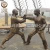 Fibra de Vidro Imitação de Bronze Figuras de Escultura Folclórica de Idosos e Crianças Brincando Decoração Central para Praça Comercial Externa Tridimensional