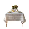 Mantel estilo retro americano con rayas azules, un diseño tejido, forma rectangular, que irradia un lujo ligero y una estética de alta gama, adecuado para mesas de comedor y mesas de centro.