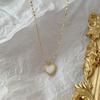Acero de titanio no se decolora retro exquisito simple encantador dorado Margarita blanca nicho lujo ligero alta calidad corazón de melocotón collar para mujeres