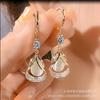 Otoño e Invierno Nuevos Pendientes de Moda Elegantes Exquisitos con Flor de Cuatro Hojas Microincrustada para Mujer con Diseño Único de Nicho Pendientes para Mujer
