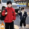 Ropa de Otoño e Invierno para Niños Chaqueta Cortavientos con Felpa Adicional 2026 Nueva Elegante Parka Gruesa Acolchada para Niños Abrigo de Algodón Moderno