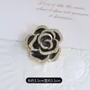 Broche de Camelia estilo Xiaoxiangfeng de Alta Gama para Mujer Diseño de Nicho Sentido del Diseño Pin de Metal Exquisito Ramillete Accesorios para Ropa Vintage