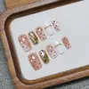 Nuevas Uñas Portátiles Puras Hechas a Mano Primavera/Verano Rosa Nude Puntos Borde Dorado Pedrería Blanqueamiento Cortas Calcomanías para Uñas de Uso Diario