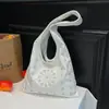 Bolsa de axila estilo motociclista de moda europeia e americana, nova bolsa de mão moderna com tachas, bolsa de ombro para o dia a dia, bolsa tote