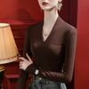Camisa de color liso cepillado con cuello en V para mujer, corte entallado, nueva camiseta de manga larga versátil de estilo occidental de otoño 2023, estilo coreano