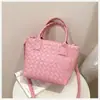 Bolso Tejido Artesanal de Alta Gama con Textura para Mujer, Nuevo Modelo 2025 Elegante Bolso de Cesta con Doble Asa y Colgante