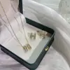 Brincos de Letra Banhados a Ouro Real com Zircônia Microincrustada Design Coreano Elegantes Brincos de Tarraxa com Diamante Brincos de Luxo Avançado para Mulheres