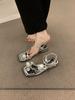 Sandalias plateadas de punta con juego de perlas francesas de alta gama para mujer, verano 2025, nuevo estilo, correa con hebilla de una palabra, hermosos zapatos de hada
