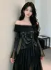 Camiseta de manga larga off-shoulder puramente deseable estilo chica hot para mujer, diseño de otoño, entallada a la cintura, corte ajustado, top irregular