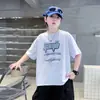 Verão 2026 Novo Estilo Camiseta Infantil Tendência Americana Cool Estampa de Letras Manga Curta Masculina Casual Gola Redonda Confortável para Crianças de Tamanho Médio e Grande