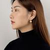 Pendientes de Acero de Titanio Lujo Ligero Pendientes de Concha de Madre Perla Negra Diseño de Nicho Femenino Retro de Gama Alta Estilo Hong Kong Pendientes de Gama Alta