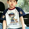 Camiseta de Algodão Color Block Popular para Meninos com Costura Visível e Estampa de Bordado Falso Manga Curta para Bebês e Crianças Maiores