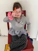 Conjunto de Niña 2026 Otoño Nuevo Estilo: Conjunto de Dos Piezas: Camiseta de Manga Larga con Bordado de Gatito 3D y Lazo y Pantalones de Pierna Ancha a Rayas