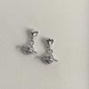 ¡Diablo! Aretes de flores de metal líquido de moda nicho viento frío aretes moda temperamento aretes ins