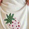 Ropa de cama de felpa de imitación de lana estilo fresco y dulce con bordado de fresa, totalmente mate, antiestática de terciopelo de leche, juego de tres/cuatro piezas