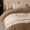 Conjunto de cama de quatro peças em renda francesa escovada, 100% algodão, grau A, espessado para outono e inverno, lençol de algodão puro, capa de edredom e lençol com elástico, oferecendo um toque luxuoso
