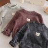 Camiseta Base para Niños Otoño Invierno 2026 Nueva Elegante Ropa de Invierno para Niños, Moderna Prenda Superior Gruesa de Invierno con Forro de Polar