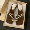 Primer encuentro con las deslumbrantes sandalias de cuña plateadas estilo francés de Ji Xiaoge para mujer, modelo nuevo 2026, perfectas para combinar con faldas, absolutamente preciosas.