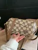 Bolsa de mão pequena vintage de alta qualidade transfronteiriça para mulheres, nova moda de verão 2026 com estampa retrô, bolsa transversal e de ombro versátil