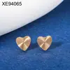 Pendientes de botón dorados con forma de corazón y mariposa, estilo lujo ligero, acero de titanio chapado en oro, diseño simple, versátil y de nicho para mujer