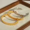 Pulsera texturizada de moda simple elegante europea y americana tipo C de acero de titanio chapado en oro pulsera abierta joyería del mismo estilo de celebridad de TikTok
