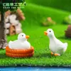 Paisagem em miniatura transfronteiriça apresentando uma adorável família de figuras de patos, perfeita para jardinagem, paisagismo, decorações DIY e como ornamentos em miniatura