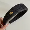 Diadema de Lana Coreana Etiqueta Dorada de Ala Ancha Color Sólido para Mujer, Nuevo Estilo Diadema Alta Accesorio para el Cabello