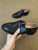 Sapatos baixos de couro femininos versáteis estilo britânico com velcro, novos mocassins slip-on de outono 2026 para mulheres