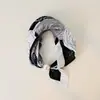 Bufanda Pequeña de Seda Estilo Nuevo con Hebilla Magnética Perezosa y Tacto de Alta Gama, Cadena de Perlas para Clavícula para Mujer, Bufanda Pequeña con Elemento de Carruaje de Lunares Paisley
