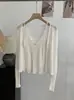 Conjunto de Dos Piezas Omalai: Cárdigan de Punto con Cuello en V y un Botón con Top de Manga Larga de Color Contrastante y Camisola 6979