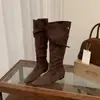 Botas de punta fina de 4 cm con diseño de dos pliegues y volantes, un estilo de nicho con interior elevador, botas altas, botas de caña alta y un look inspirado en la caballería.