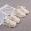Zapatos para Niños 2026 Otoño/Invierno Nuevo Estilo Tenis Casuales para Niños Moda Coreana Niños y Niñas Estudiante Dibujos Animados Zapatos Blancos Modernos