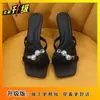 Sandalias de Tacón de Aguja con Flor de Perla Estilo Hada de Moda 2025 Verano Nuevas Elegantes Chanclas de Una Correa para Mujer para Uso en Exteriores