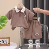 Traje de Verão para Meninos 2025 Novo Estilo Camisa Polo Manga Curta para Bebê Conjunto de Duas Peças 1-3 Anos 5 Roupas Modernas de Verão