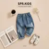 Conjunto de Baseball para Meninos de Três Peças: Conjunto Casual de Jaqueta Color Block para Crianças de Primavera e Outono, Camiseta de Dinossauro e Jeans Rasgado