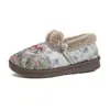 Zapatos de Algodón Bordados Estilo Chino Otoño Invierno para Mujer Calentitos con Felpa Zapatos de Tela Old Beijing Retro Botón de Rana Zapatos de Madre En Stock Venta al por Mayor