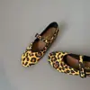 Aumento de Altura de 4 cm~2026 Nuevos Zapatos Planos de Ballet Redondos de Estilo Retro de Nicho con una Sola Correa Zapatos Mary Jane Estampado de Leopardo para Mujer