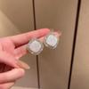 Pendientes de perlas de moda nueva transfronteriza Pendientes de moda de lujo ligero de alta gama para mujer que combinan con todo pendientes elegantes retro para mujer al por mayor