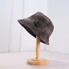 Sombrero de cubo de cuadros retro multicolor para mujer en otoño e invierno, de alta gama, con ala frontal larga y trasera corta, ala corta asimétrica, sombrero de ala corta